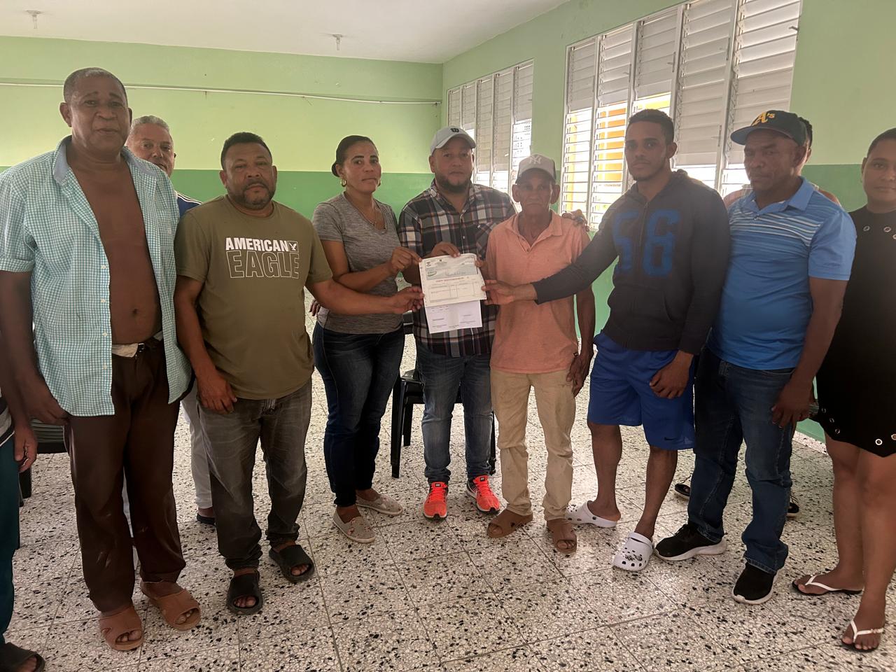 Entrega de aporte economico para la Reparacion del tramo carretero, comunidad de Mata De Plátano