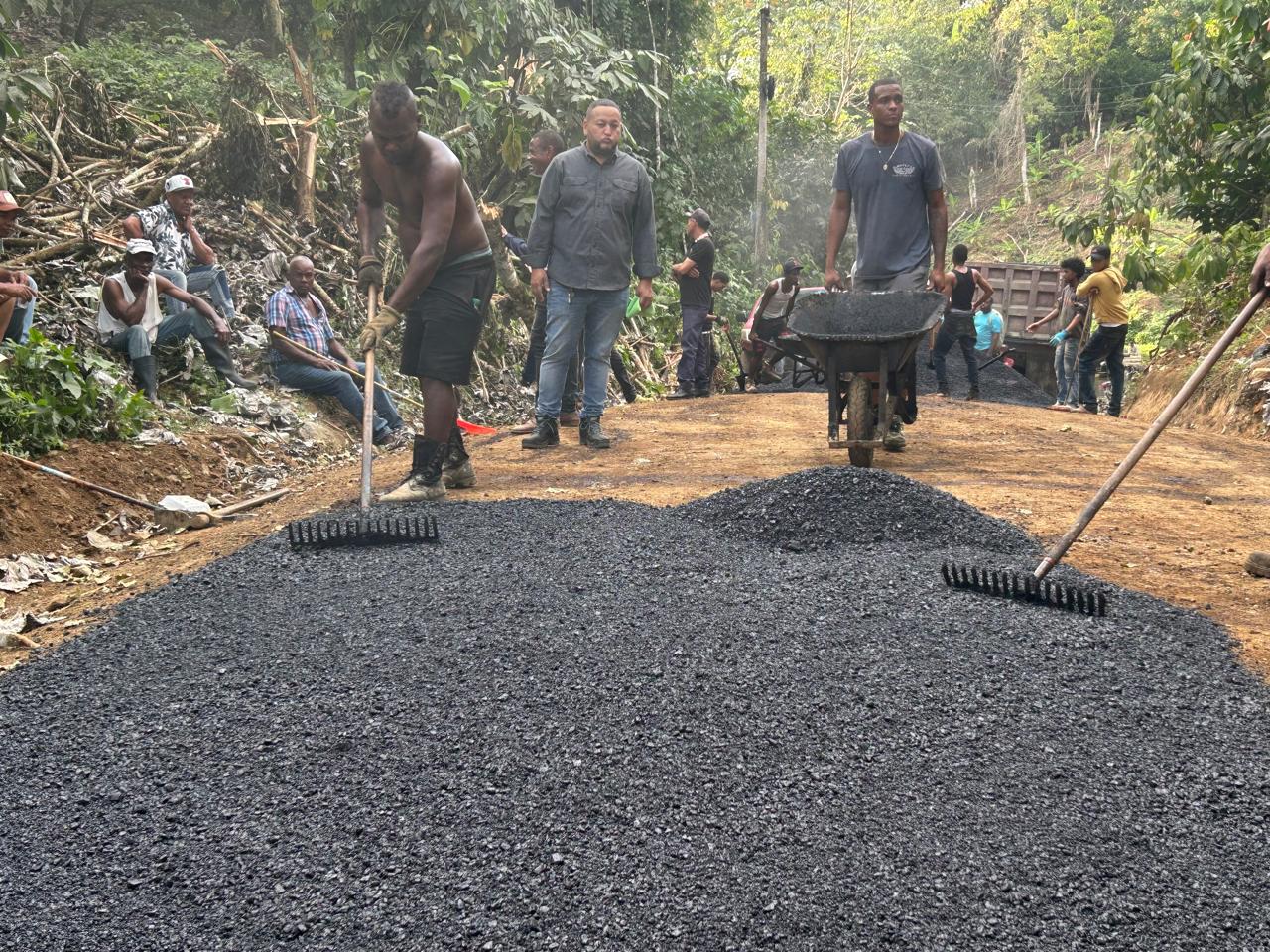 ¡Seguimos trabajando! Asfaltan tramo carretero de Pensón.