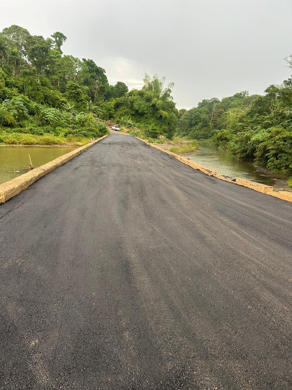Avanza el desarrollo: asfalto en puente clave sobre el río Ozama.