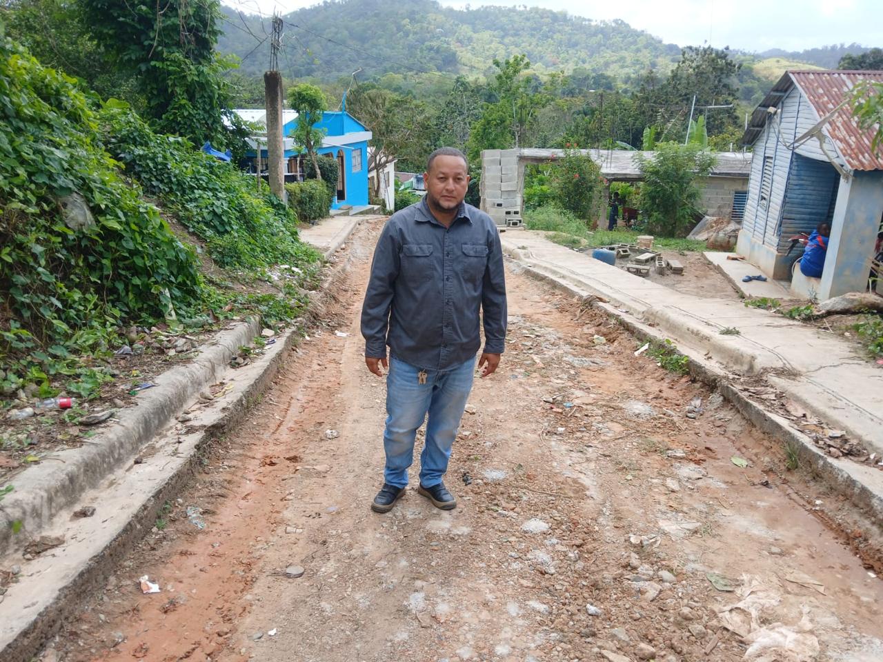 Comunidad de La Plata en Dionisio recibe reparación de su camino vecinal.