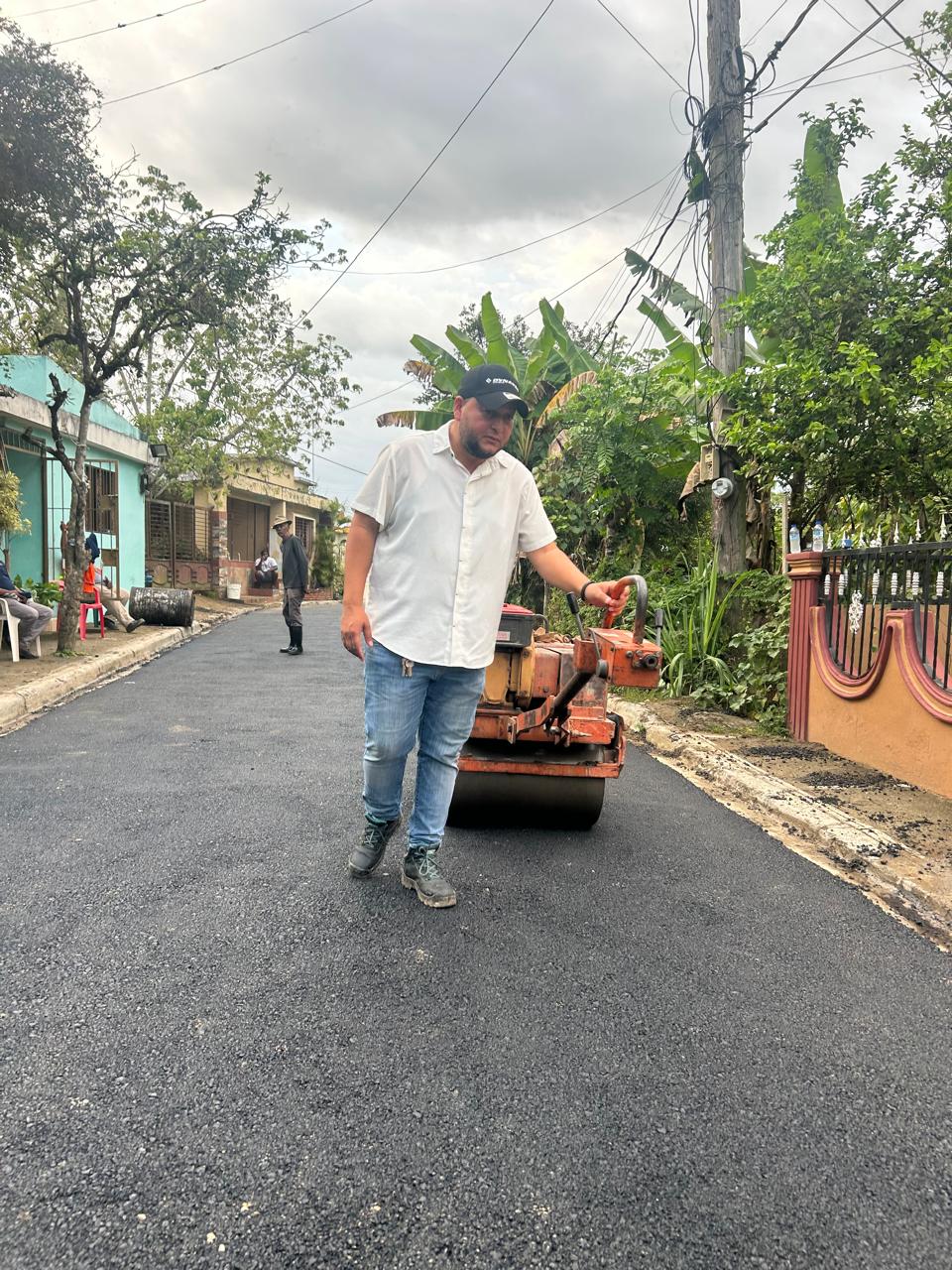 Avanza asfaltado en la comunidad La Altagracia, La Cuaba.