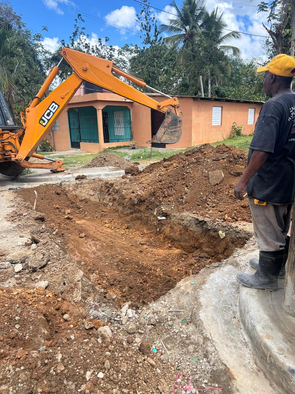 ¡Mejoras en Lo Arroyos! Inician construcción de aceras y contenes.