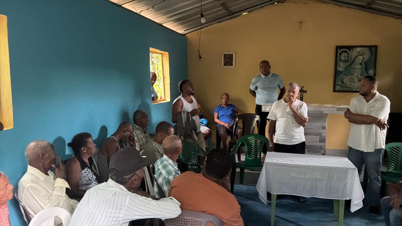 Entrega de aporte para la reconstrucción de calzada en concreto en la Capilla de La Ensenada.