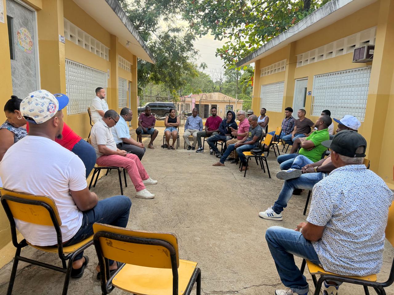 Reunión con la comunidad de El Siete para buscar soluciones a los caminos vecinales.